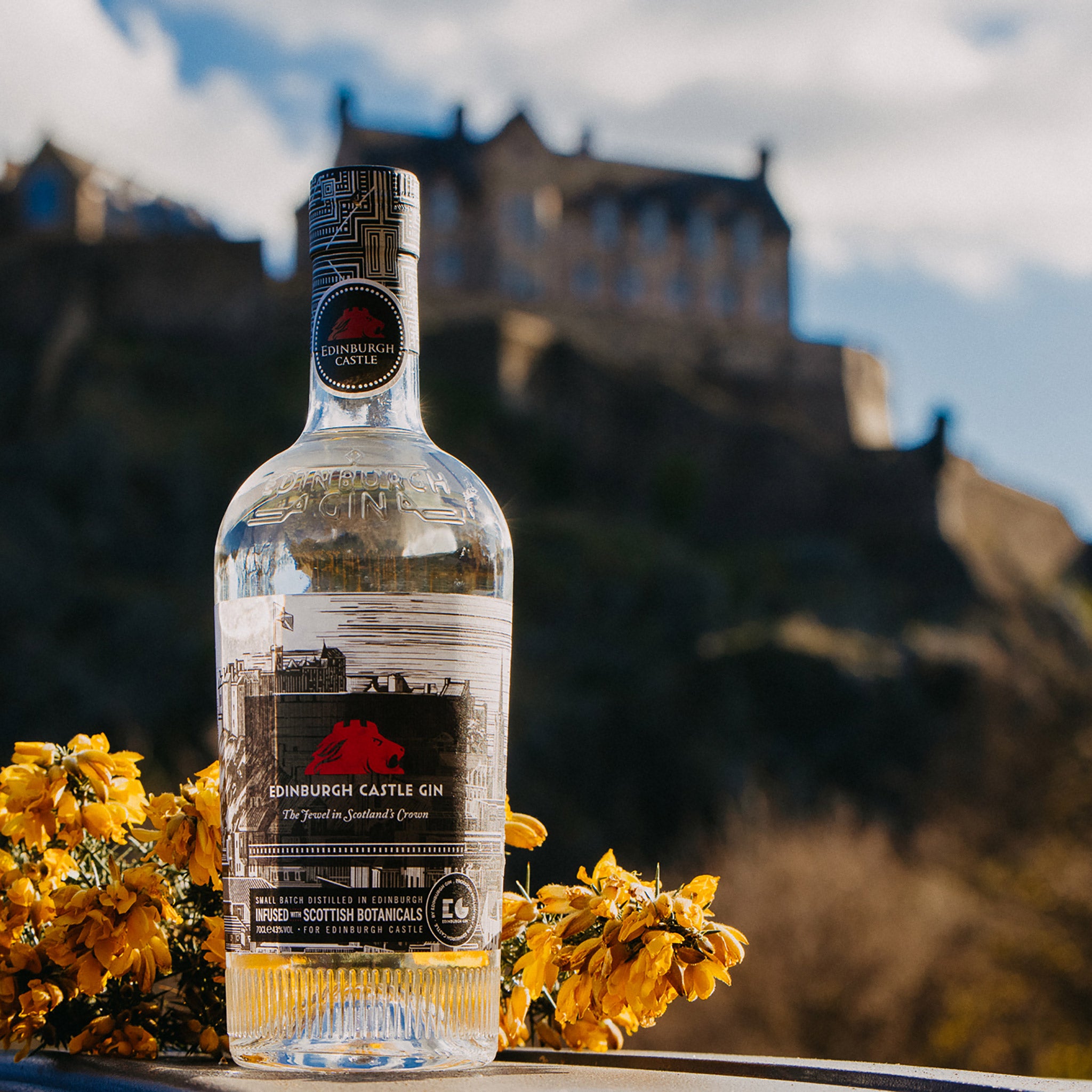 edinburgh-castle-gin-in-front-