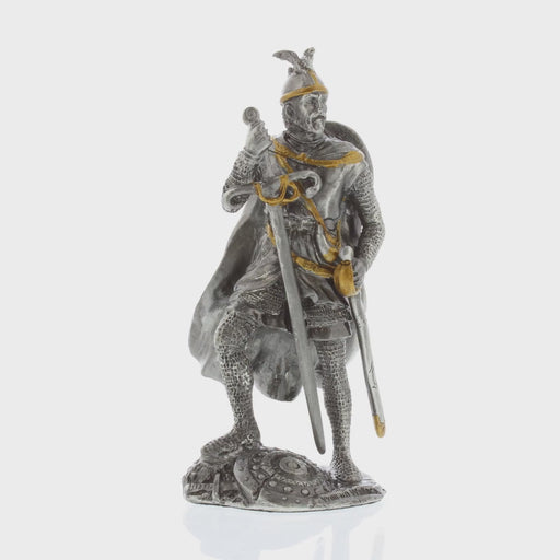 360 degree view of pewter finished william wallace figurine with gold painted accents on armour
